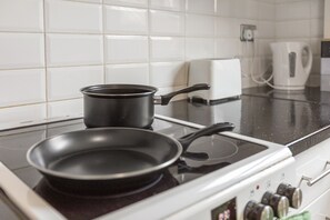Fridge, microwave, oven, stovetop - House - Sleeps 6 - On Street Parking (Manchester)