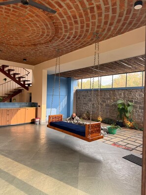 Vila, sacada, vista para o jardim | Parte interna