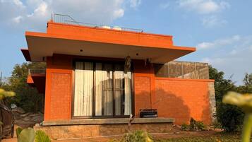 Biệt thự, ban công, quang cảnh vườn | Ngoại thất