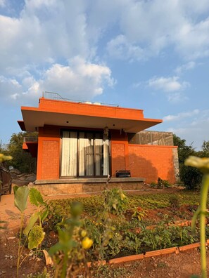 Villa, Balkon, Gartenblick