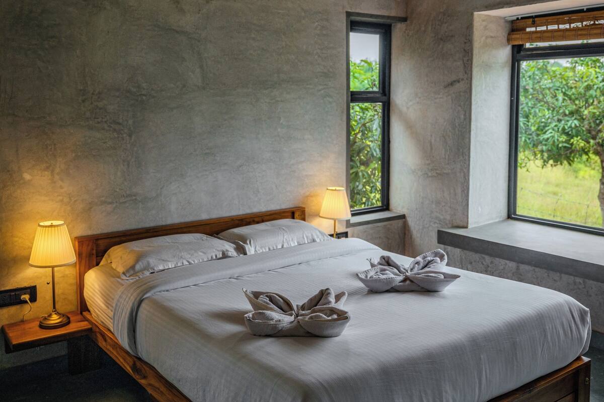 Villa, Balkon, Gartenblick