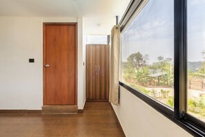 Villa, Balkon, Gartenblick