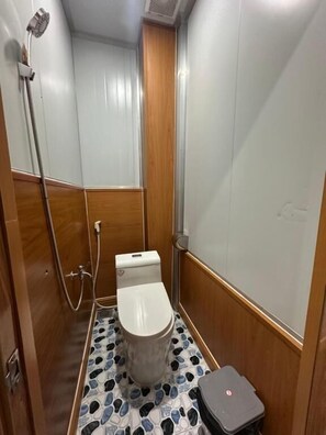 베이직 스튜디오, 파티오, 마당 전망 | 욕실