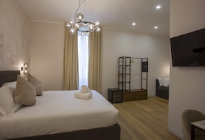 Habitación triple junior, vista a la ciudad | Minibar, caja de seguridad en la habitación y escritorio