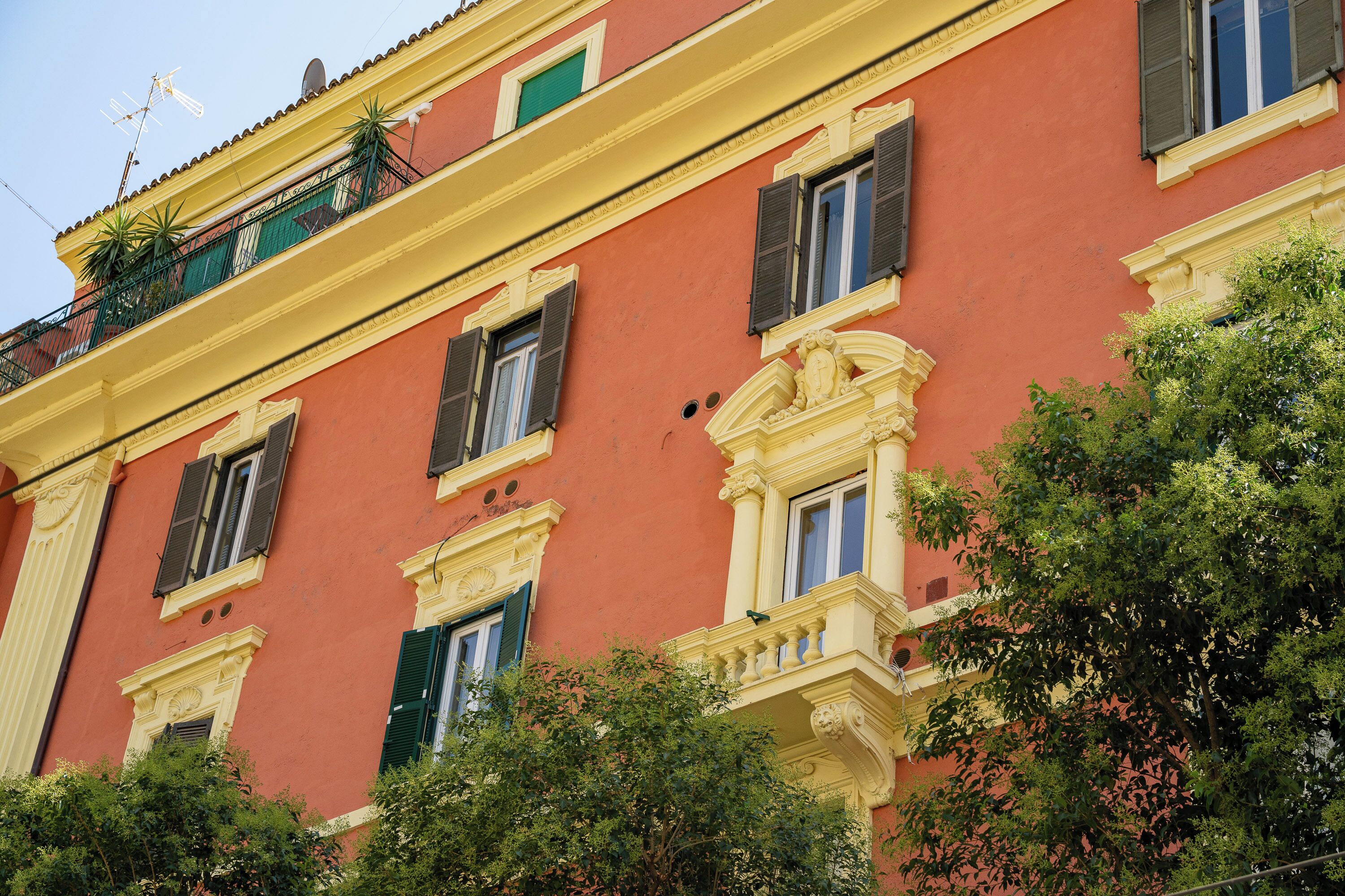 Un edificio con numerosas ventanas, balcones y molduras decorativas.