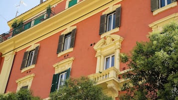 Un edificio con numerosas ventanas, balcones y molduras decorativas.