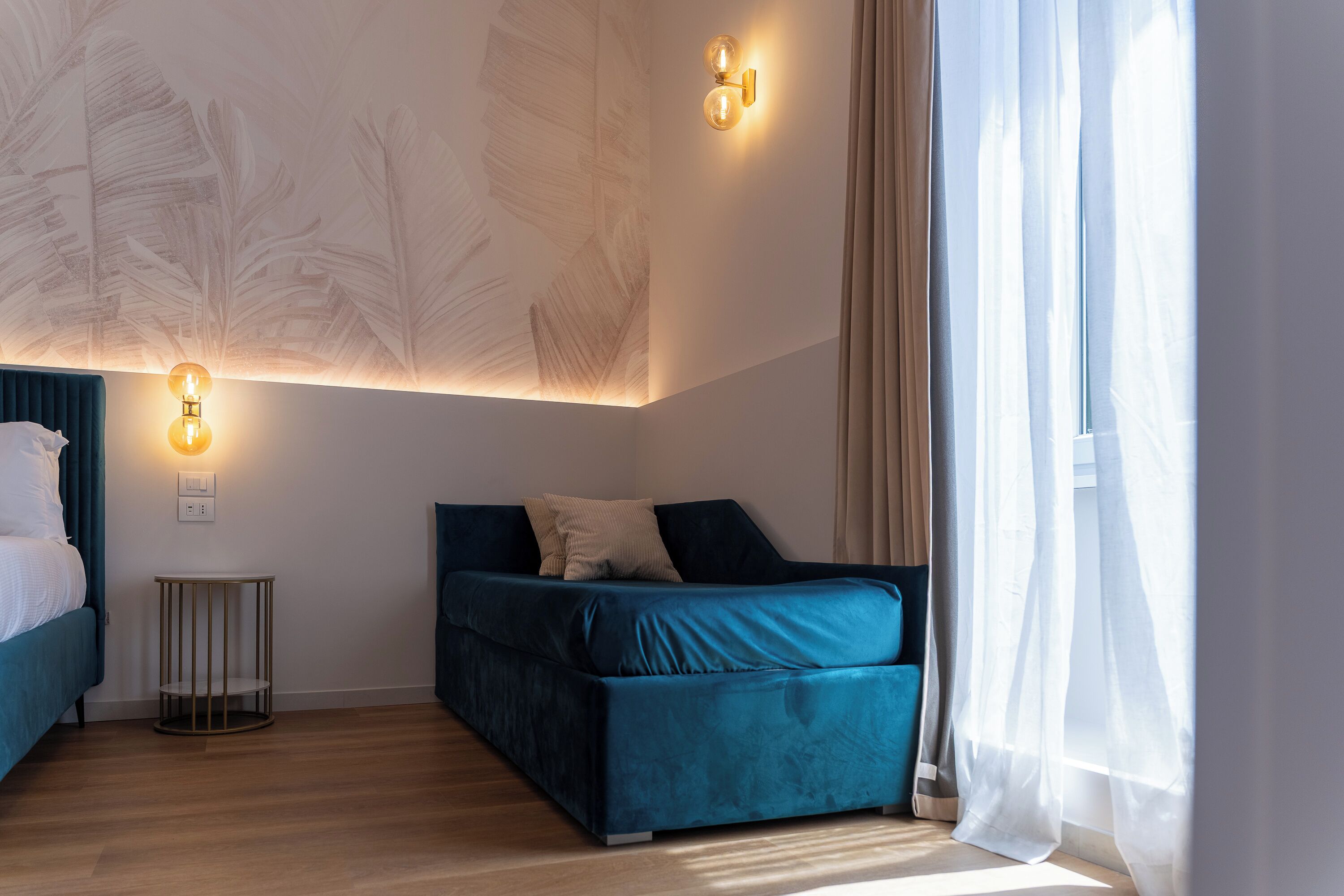Habitación triple junior, vistas a la ciudad | Minibar, caja fuerte, escritorio y cortinas opacas
