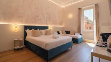 Kamar Triple Junior, pemandangan kota | Minibar, brankas, meja kerja, dan tirai kedap cahaya
