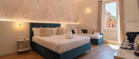 Quarto triplo júnior, vista para a cidade | Frigobar, cofres nos quartos, escrivaninha, cortinas blackout