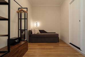 Minibar, coffres-forts dans les chambres, bureau, rideaux occultants