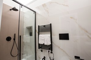 Quarto triplo júnior, vista para a cidade | Banheiro | Chuveiro, secador de cabelo, toalhas de banho, sabonete