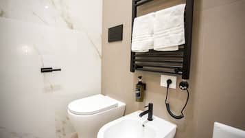 Kamar Double Deluks, pemandangan kota | Kamar mandi | Shower, pengering rambut, handuk, dan sabun