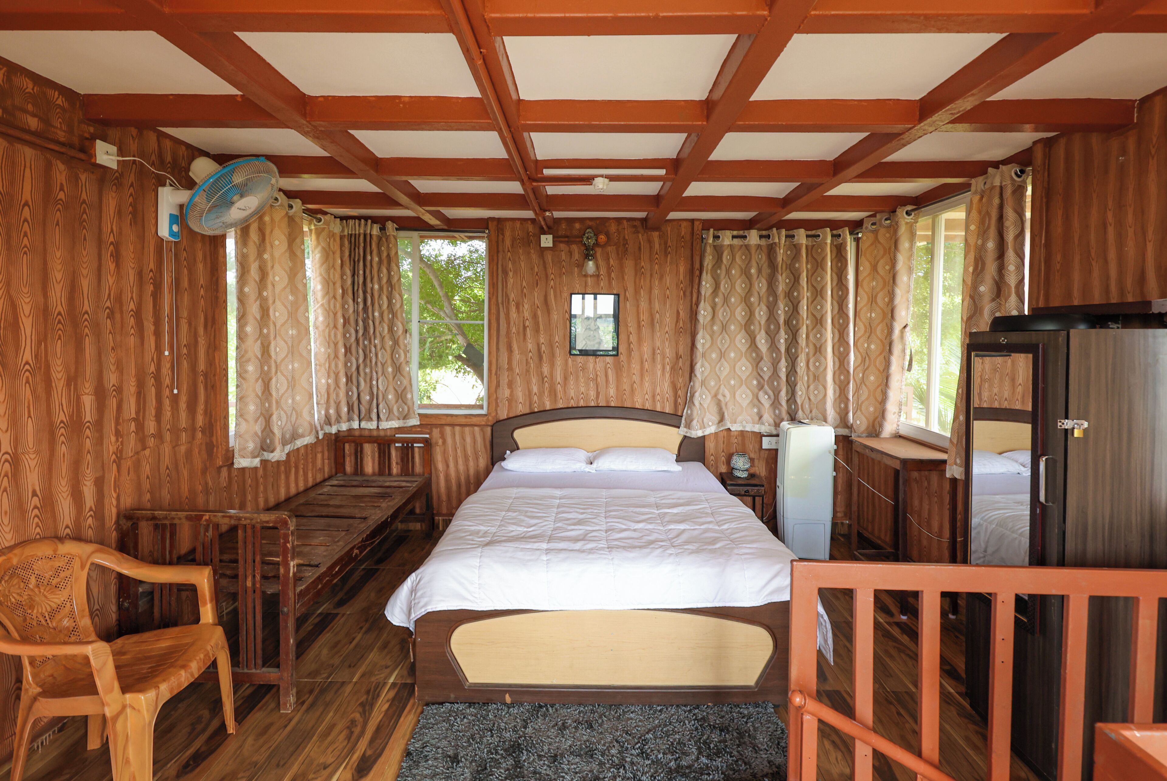 Villa, Balkon, Gartenblick