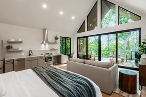 1 bedroom, iron/ironing board, free WiFi, bed sheets - Birch at Arcadia Hills | Luxury Couples Cabin (New Plymouth)