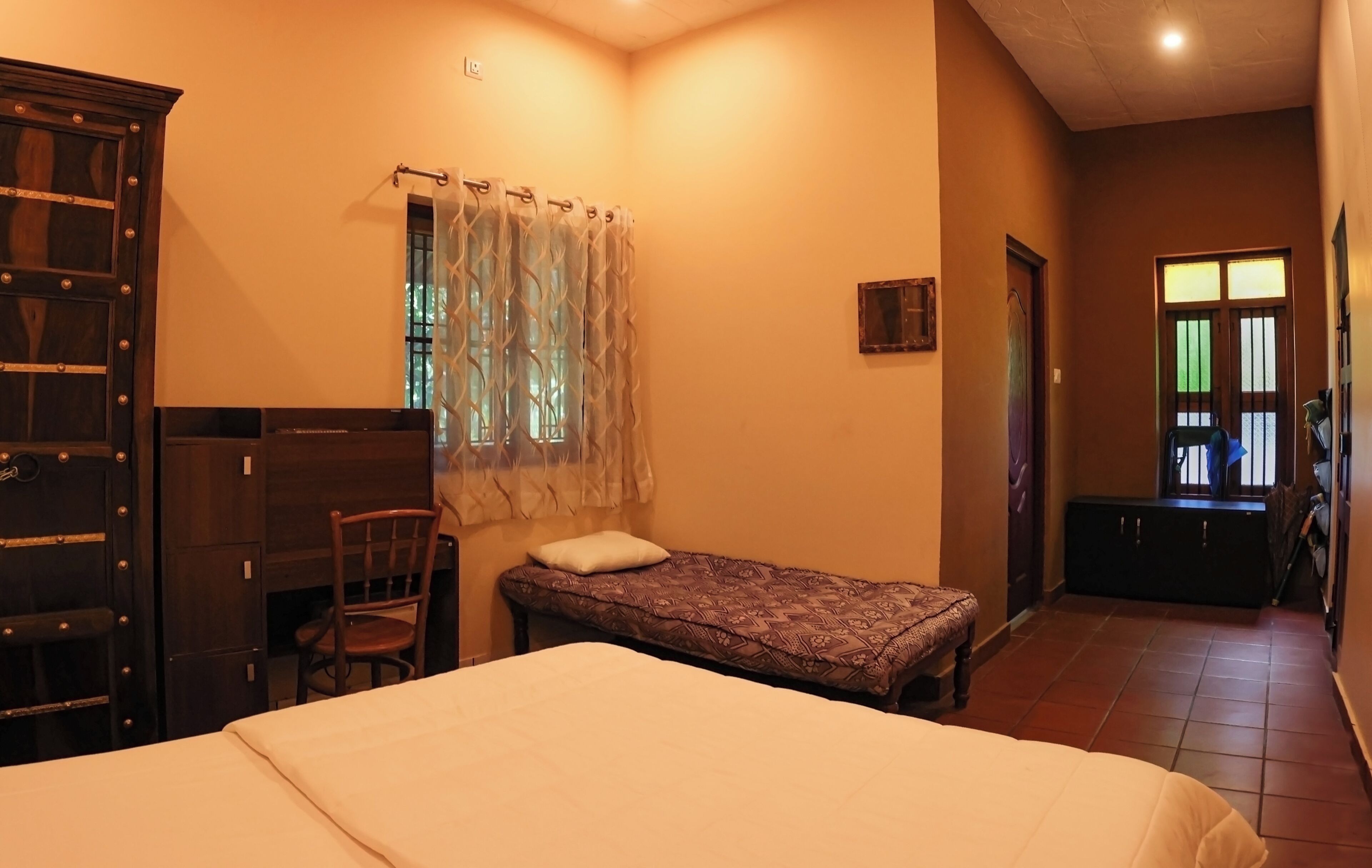 Villa, Balkon, Gartenblick