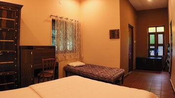 Villa, balkong, hageutsikt