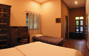 Villa, Balkon, Gartenblick