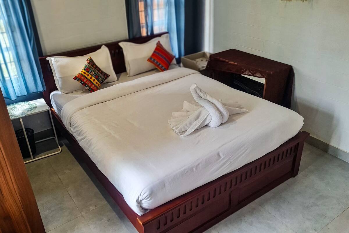 Villa, Balkon, Gartenblick