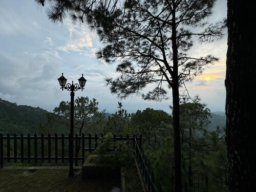 ELIVAAS Goldencrest 6 BHK Villa