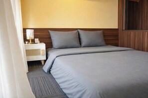 Estúdio superior, varanda, vista para o jardim | Frigobar, escrivaninha, Wi-Fi de cortesia, roupa de cama