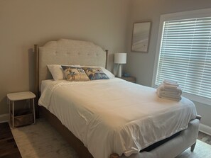 5 bedrooms, iron/ironing board, travel cot, free WiFi - Gorgeous 5-bedroom home short walk to beach in Oak Island (Oak Island)