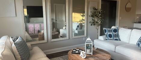 TV connectée, cheminée, livres, imprimantes