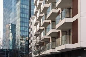 Un bâtiment moderne doté d’une façade en verre et de plusieurs balcons.