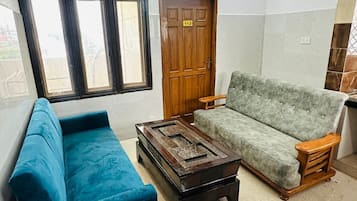 Classic Double or Twin Room, Balcony, City View | Living area