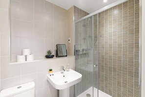 Casa familiar, patio | Baño
