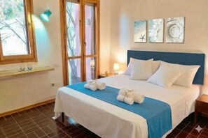 3 dormitorios, tabla de planchar con plancha, ropa de cama