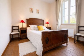 5 habitaciones, tabla de planchar con plancha, wifi y ropa de cama 