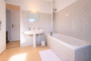 Dusche, Haartrockner, Bidet, Handtücher