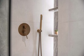 Shower, hair dryer, towels - Free housekeeping visits during your stay - StayShort - Comfortable Studio Stay in Arjan Sleeps 2 with Balcony (Arjan)