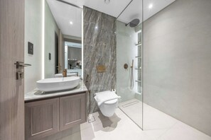Shower, hair dryer, towels - Free housekeeping visits during your stay - StayShort - Comfortable Studio Stay in Arjan Sleeps 2 with Balcony (Arjan)
