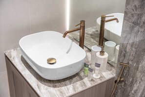 Shower, hair dryer, towels - Free housekeeping visits during your stay - StayShort - Comfortable Studio Stay in Arjan Sleeps 2 with Balcony (Arjan)