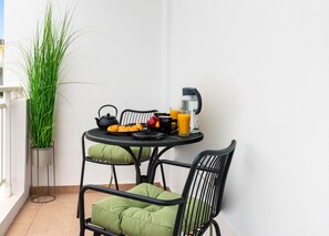 Outdoor dining - Port Living Apartment 2 in Rhodes Town (Rhodes)