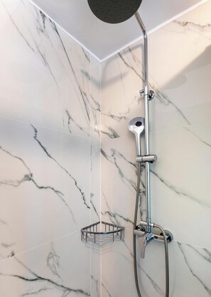 Eine Dusche mit verstellbarer Duschbrause.