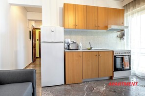 Wasserkocher mit Kaffee-/Teezubehör, Kühlschrank, Ofen, Herdplatte