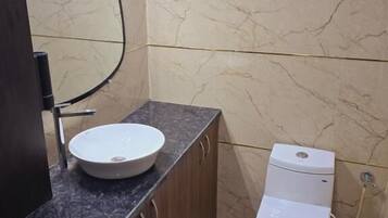 Habitació triple Deluxe, balcó | Bany