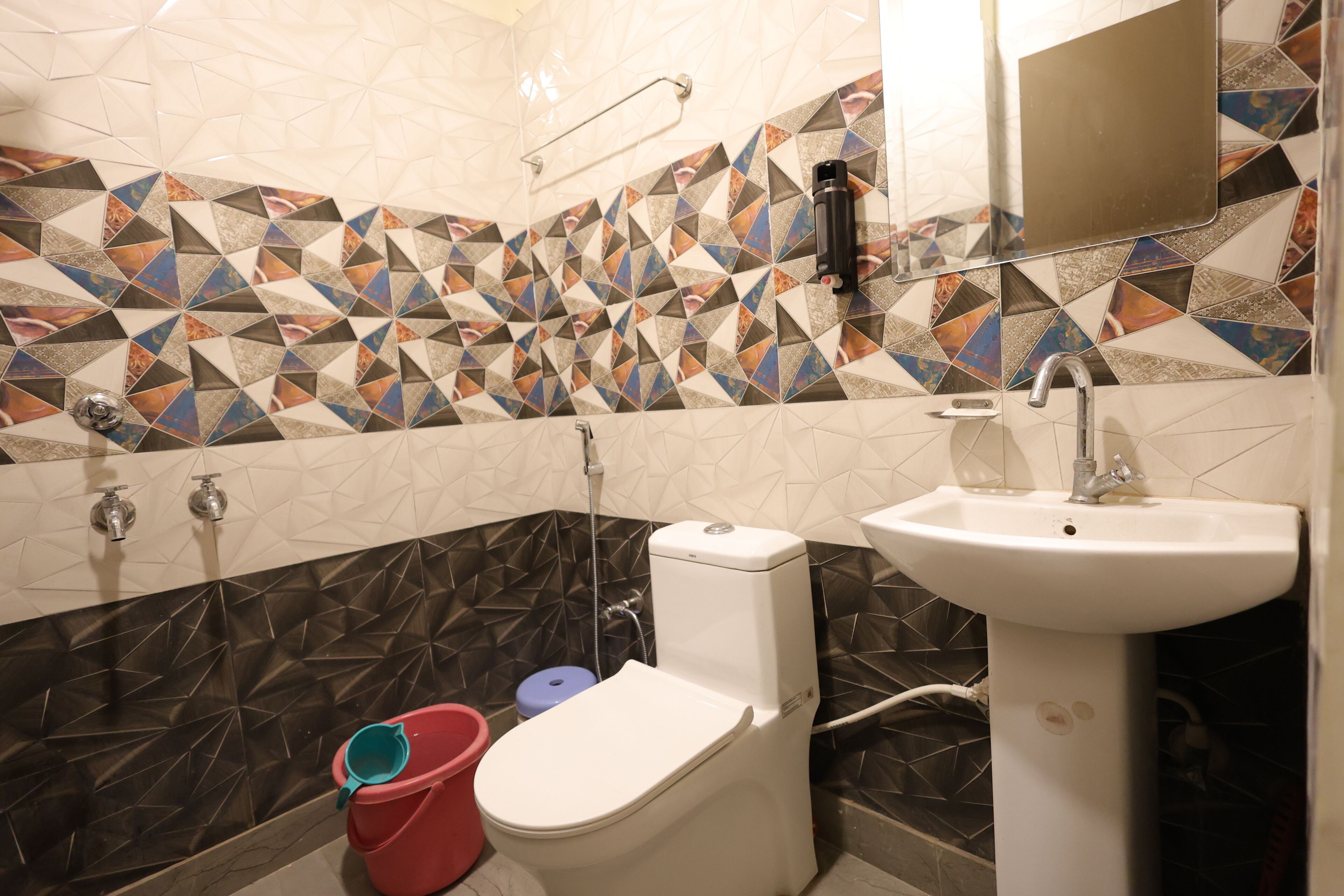 Executive Double Room | Bathroom | Shower, free toiletries, hair dryer, slippers