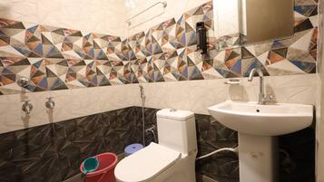 Executive Double Room | Bathroom | Shower, free toiletries, hair dryer, slippers
