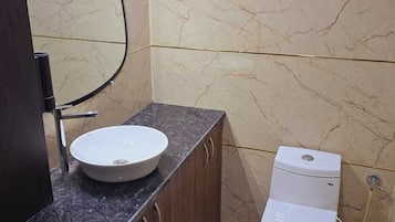 Tremannsrom – deluxe, balkong | Bad