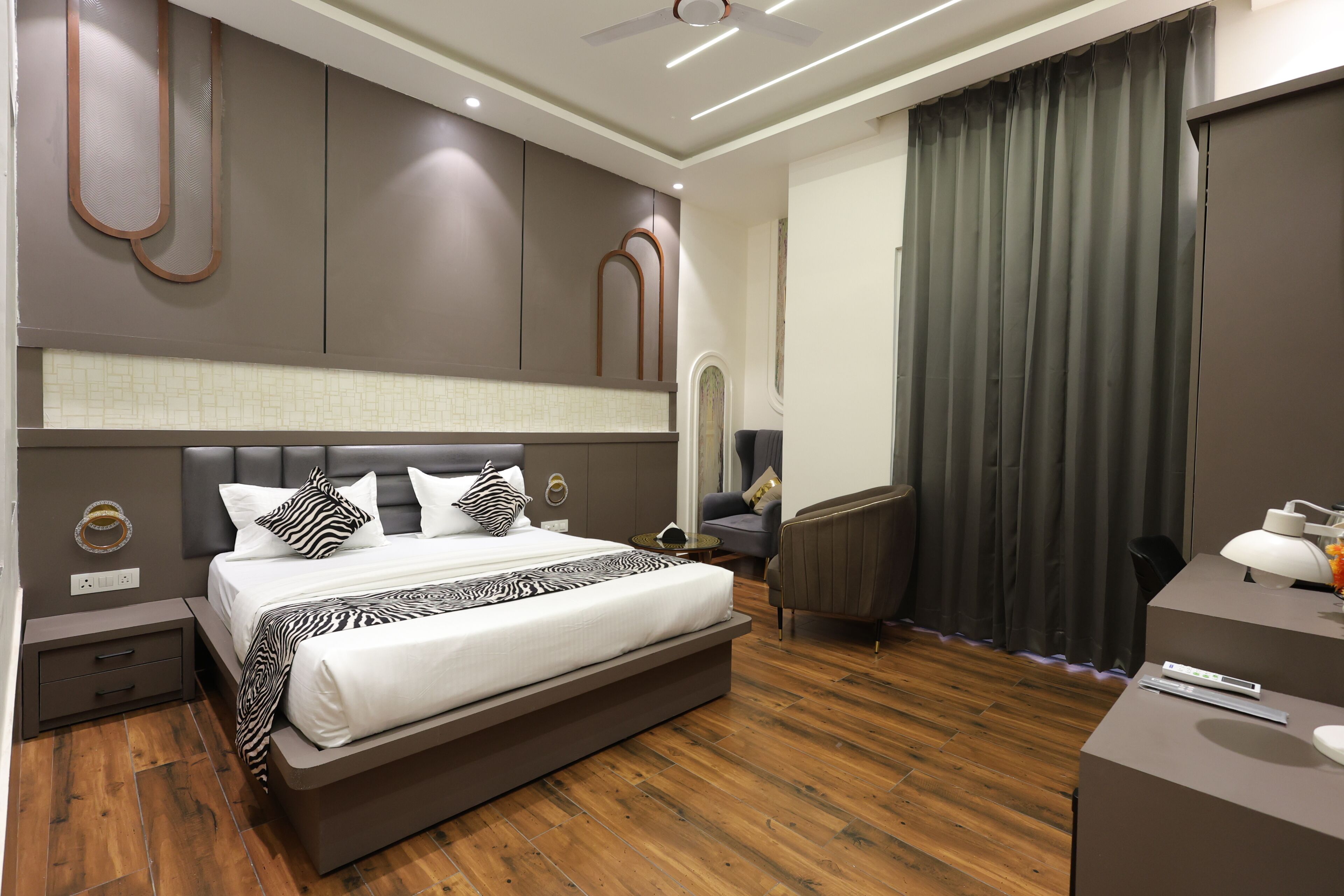 Luxury Suite | Desk, laptop workspace, blackout curtains, soundproofing