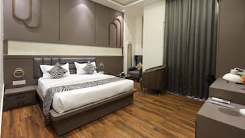 Luxury Suite | Desk, laptop workspace, blackout drapes, soundproofing