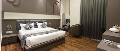 Luxury Suite | Desk, laptop workspace, blackout drapes, soundproofing