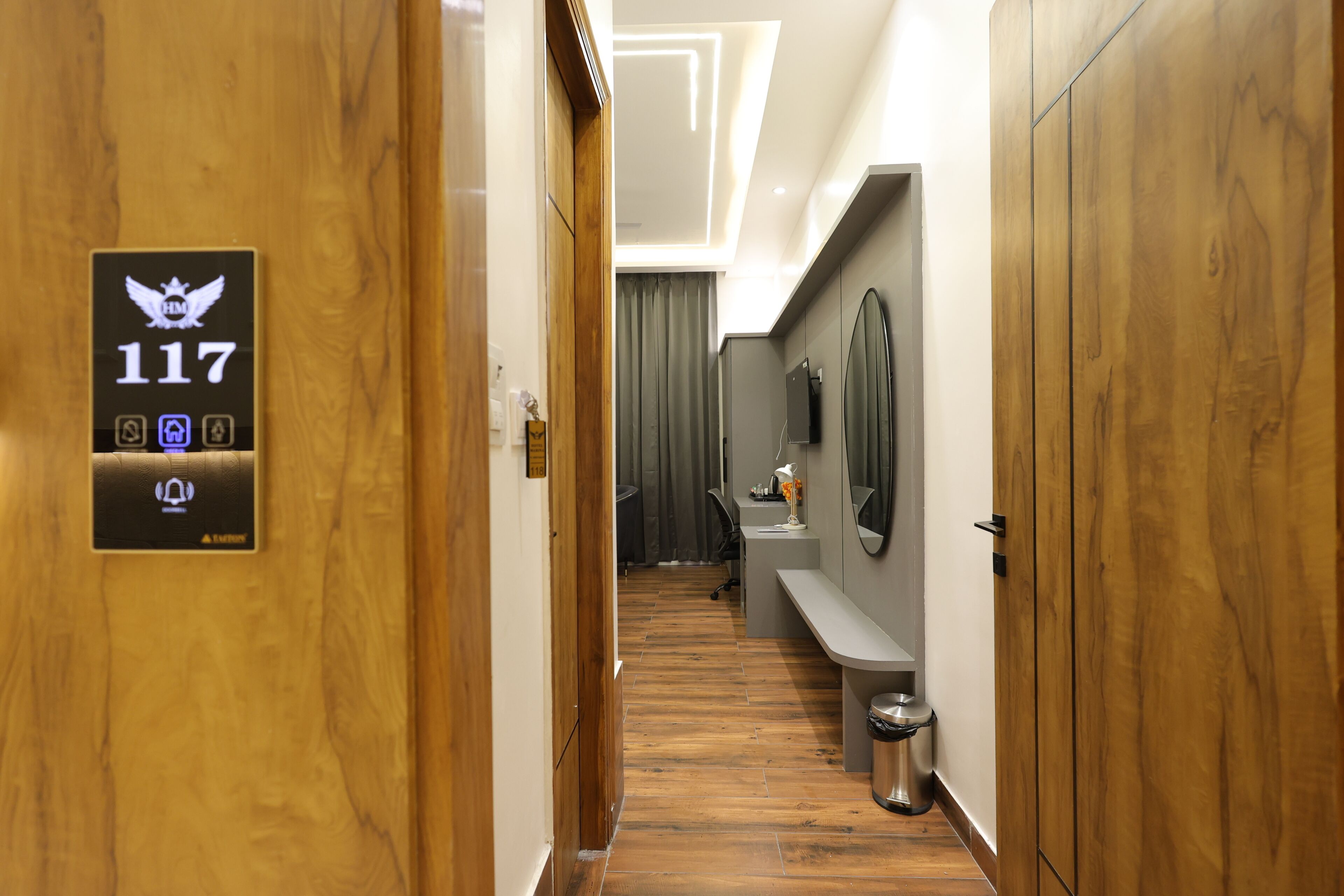 Luxury Suite | Desk, laptop workspace, blackout drapes, soundproofing