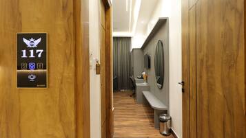 Luxury Suite | Desk, laptop workspace, blackout drapes, soundproofing