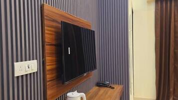 Deluxe Triple Room, Balcony | Interior