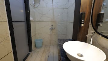家庭三人房, 露台 | 浴室 | 淋浴設備、免費梳洗用品、風筒、拖鞋