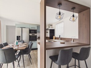 Dining - Shared heated pool, accommodation for 6 (Saint-Gilles-Croix-de-Vie)
